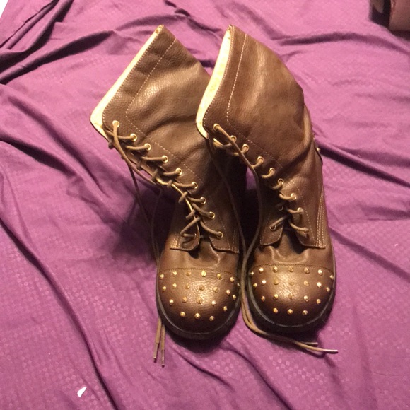 Brown boots with spikes - Picture 2 of 7